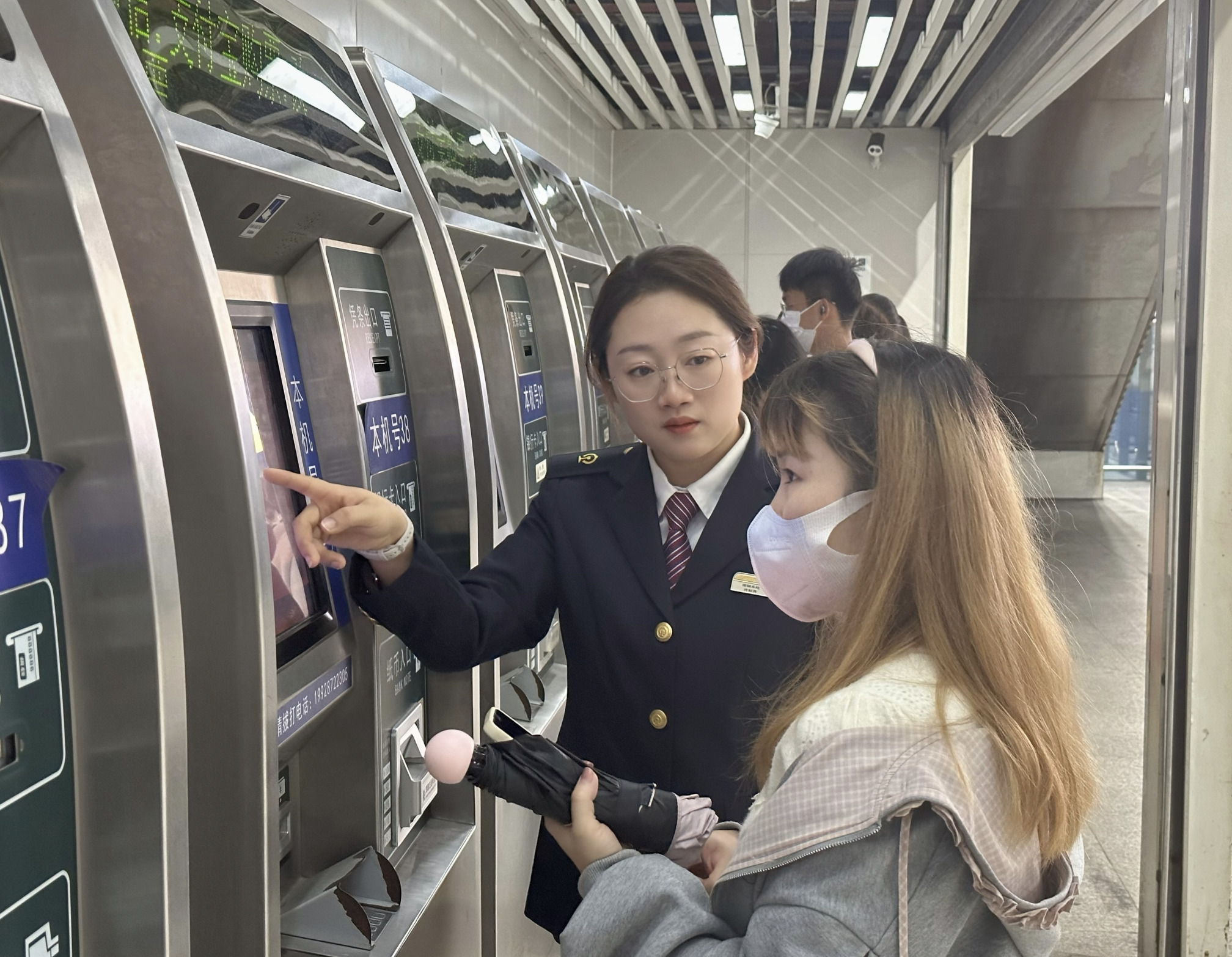 坚守春运一线13载 做旅客心中的“迎春花”
