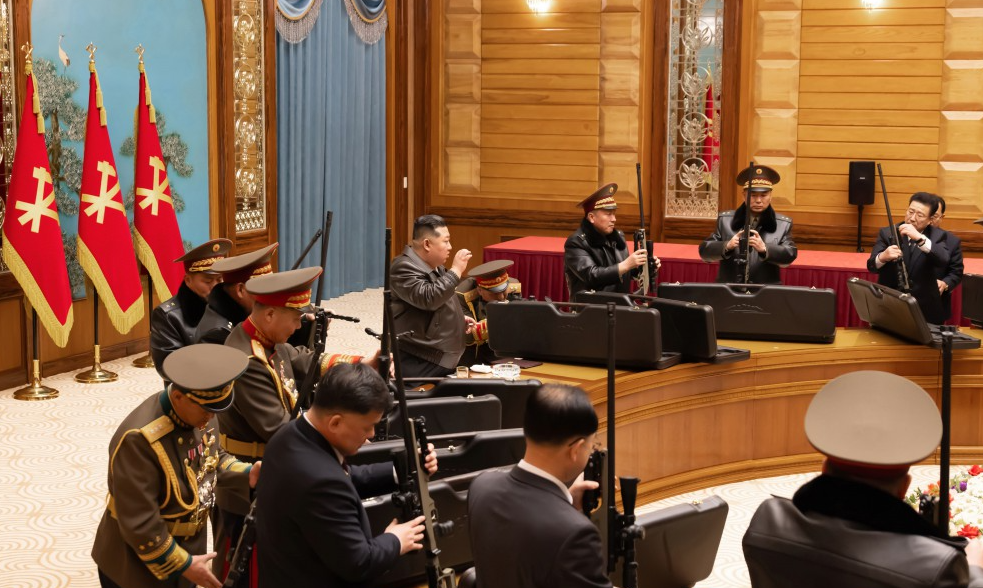 金正恩赠送狙击步枪并一起射击