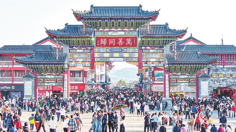 庐山市：八方游客云聚古镇 品尝美食挑选年货（图）