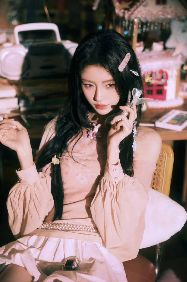 鞠婧祎俏皮灵动。