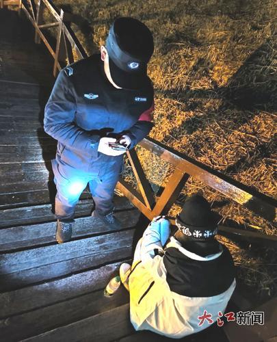 民警找到被困女孩