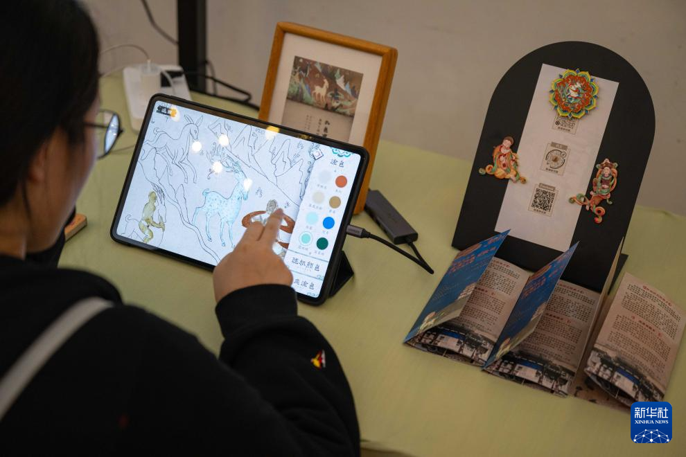 2月20日,市民在敦煌文化周活动上参与数字互动体验。新华社发(张金加 摄)