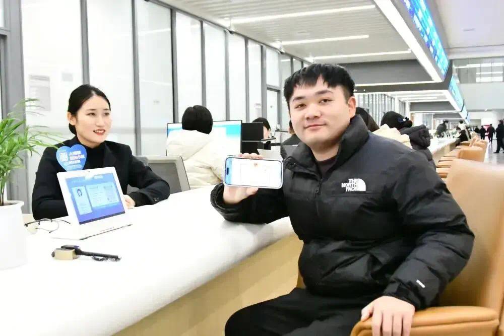 在日照市行政审批服务大厅,工作人员依托“一人一档、一企一档”数据库,为企业办理电子营业执照。