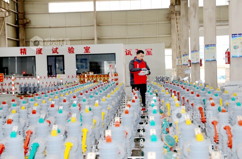 2026年2月25日,江西省吉安市峡江县城南工业园区一电器企业生产车间,工人在赶制变压器订单。