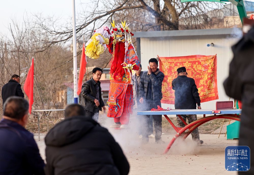 2月21日,在甘肃省静宁县贾河乡侯山村,社火队员在表演。