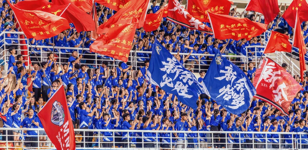 2025年赣超现场,蓝衣球迷旗帜招展,看台上红蓝交织,助威热情点燃全场。