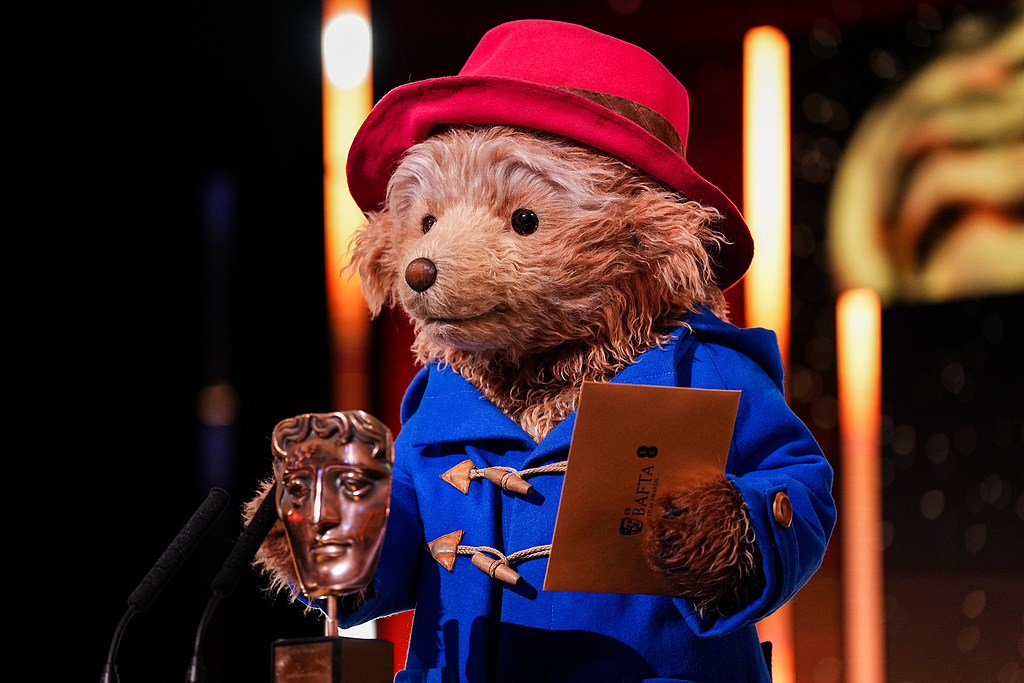 伦敦西区音乐剧版中的帕丁顿熊担任最佳儿童&家庭电影奖的颁奖嘉宾