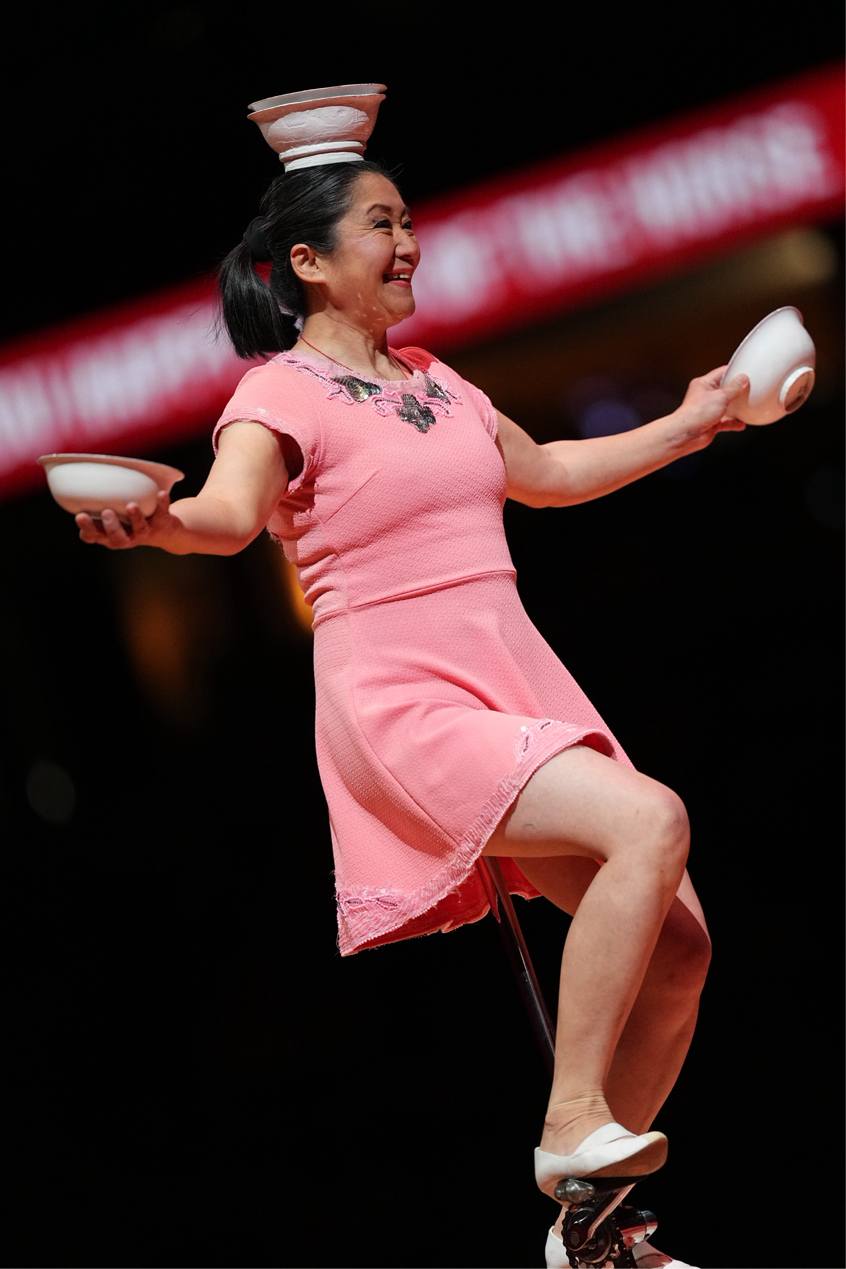 杂技演员Red Panda表演高难度动作