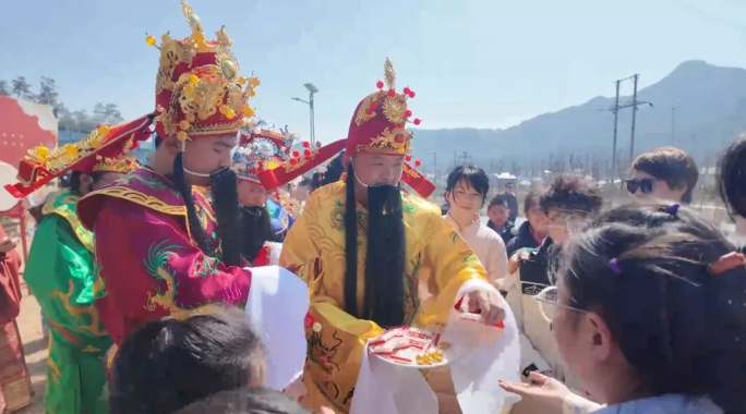 “财神”向游客分享财气和祝福。