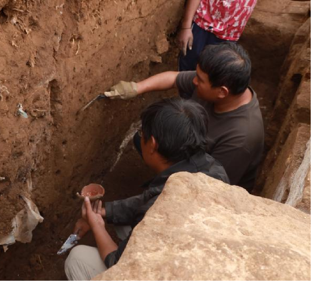 ▲中方发掘人员清理判断堆积现象