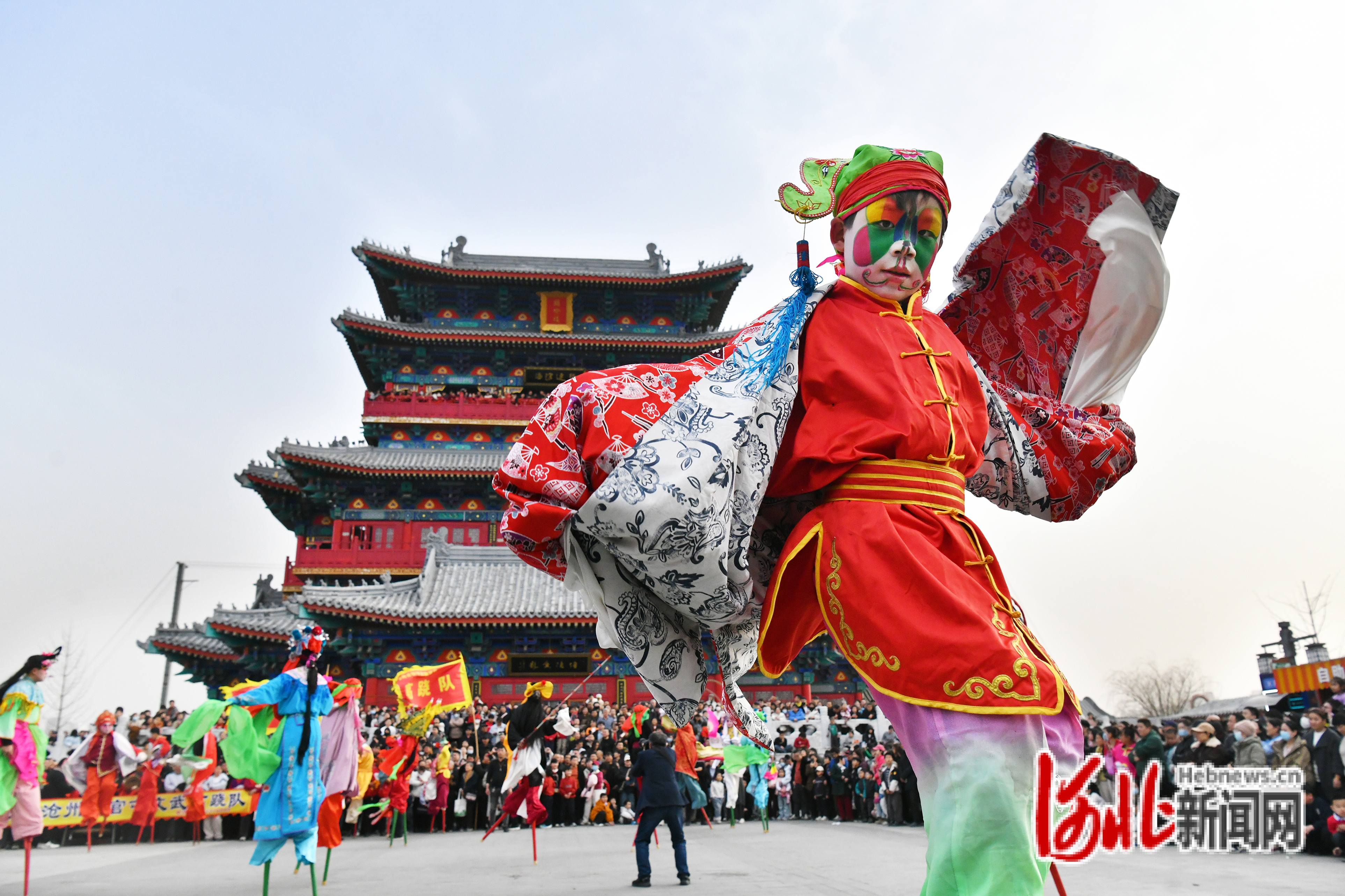 2月21日，民间艺人在沧州南川老街朗吟楼北广场为游客表演踩高跷。