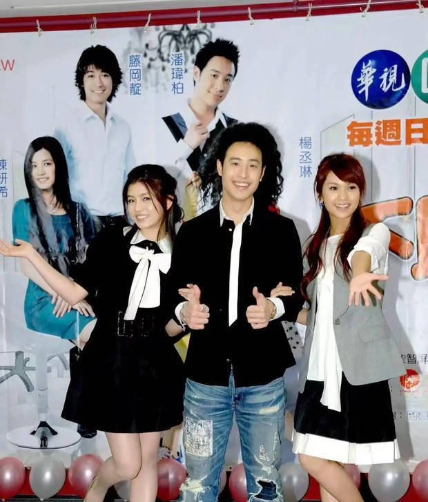 陈妍希、潘玮柏、杨丞琳早年同框，青涩模样满是回忆感。