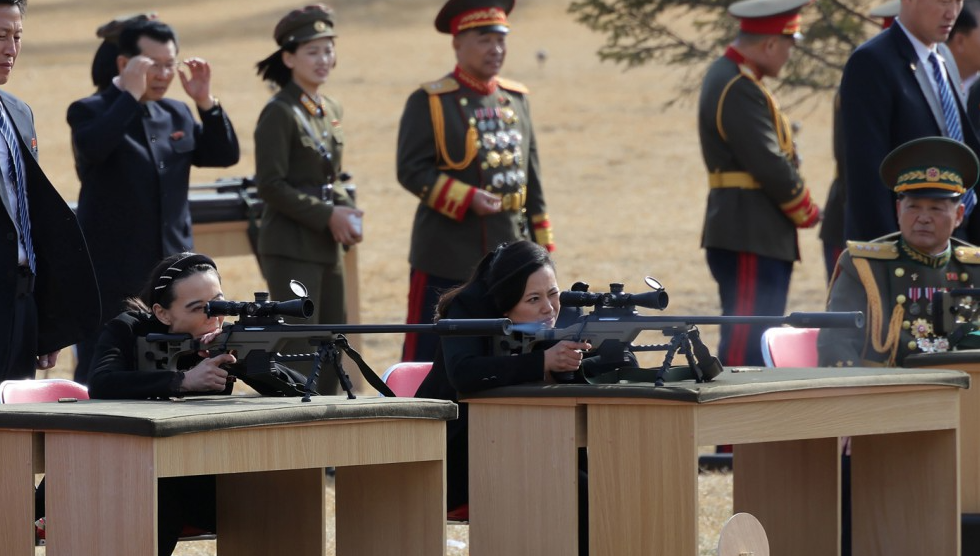 金正恩赠送狙击步枪并一起射击