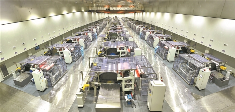 在江铜铜箔科技股份有限公司厂房内,现代化生产设备整齐排列,生产人员身着洁净服有序作业。通讯员 何锦波摄