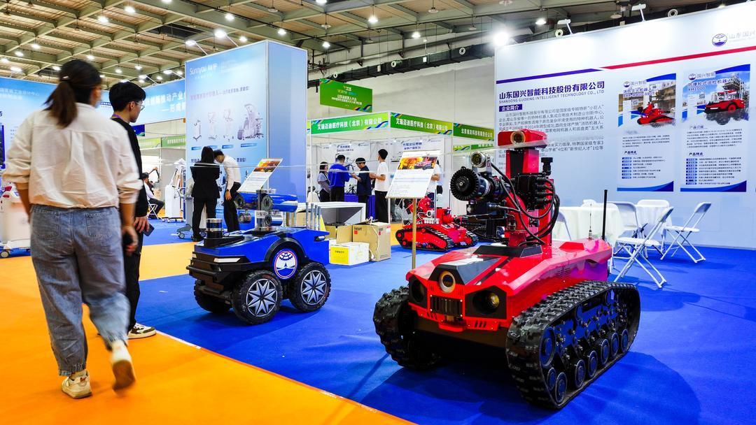 2025年4月26日,山东省机器人大会暨2025智创未来机器人(无人机)梦幻展在邹城开幕。