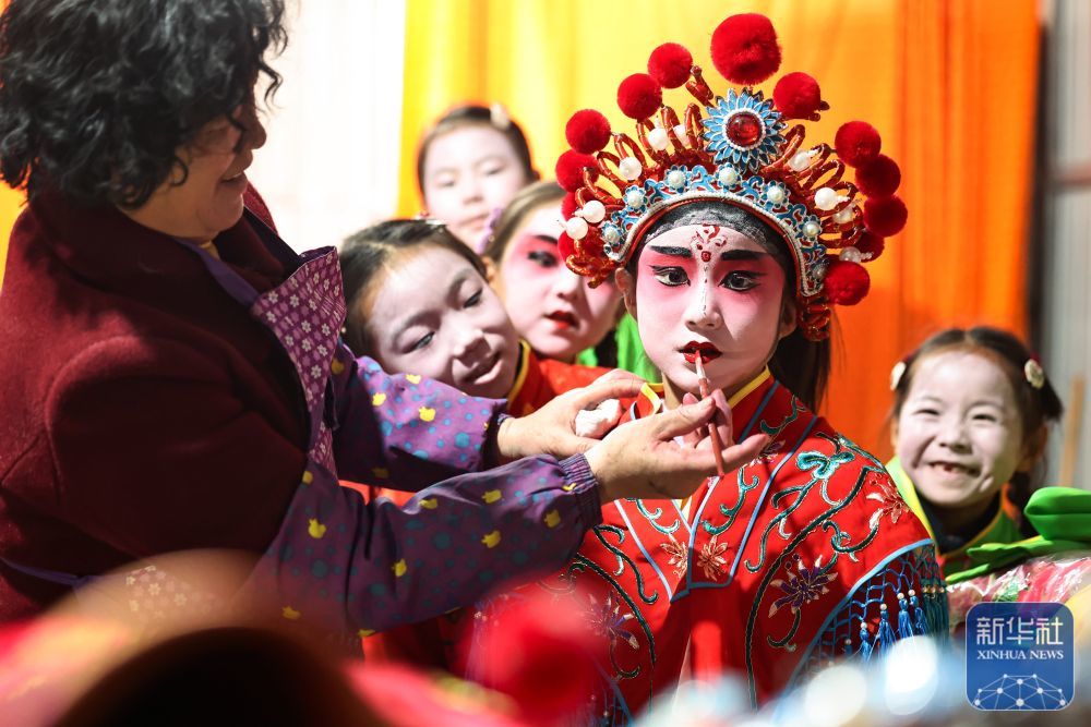 2月21日,在甘肃省静宁县李店镇五方河村,社火队员在为表演做准备。