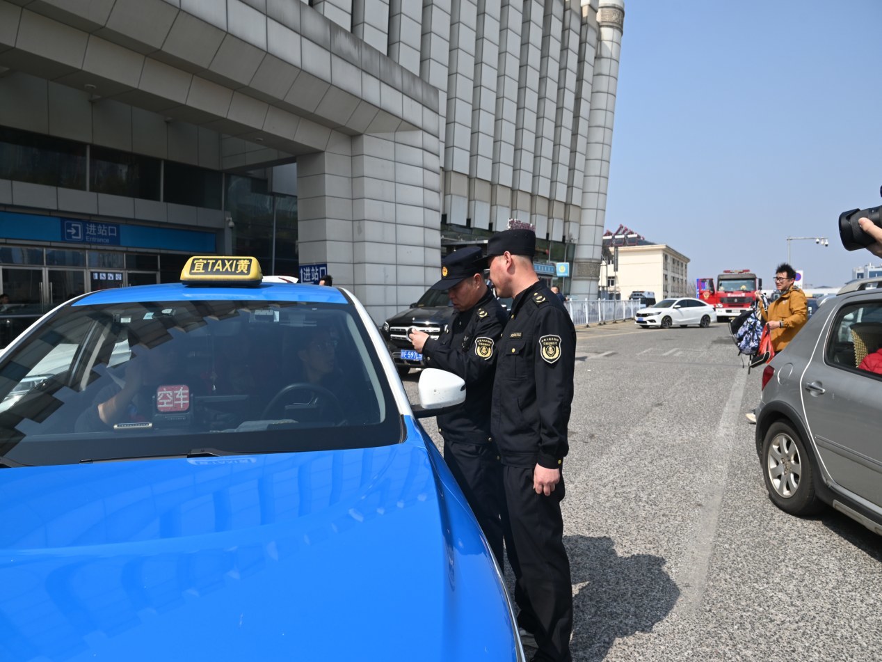 查实一起、处罚一起、曝光一起！抚州向出租车乱象“亮剑”