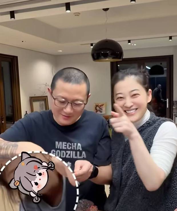 梅婷灿笑，与老公互动互动温馨亲昵。