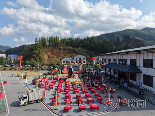 千人辣宴现场。李思明摄