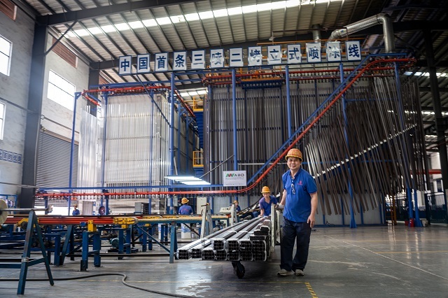 安义铝型材企业生产车间。