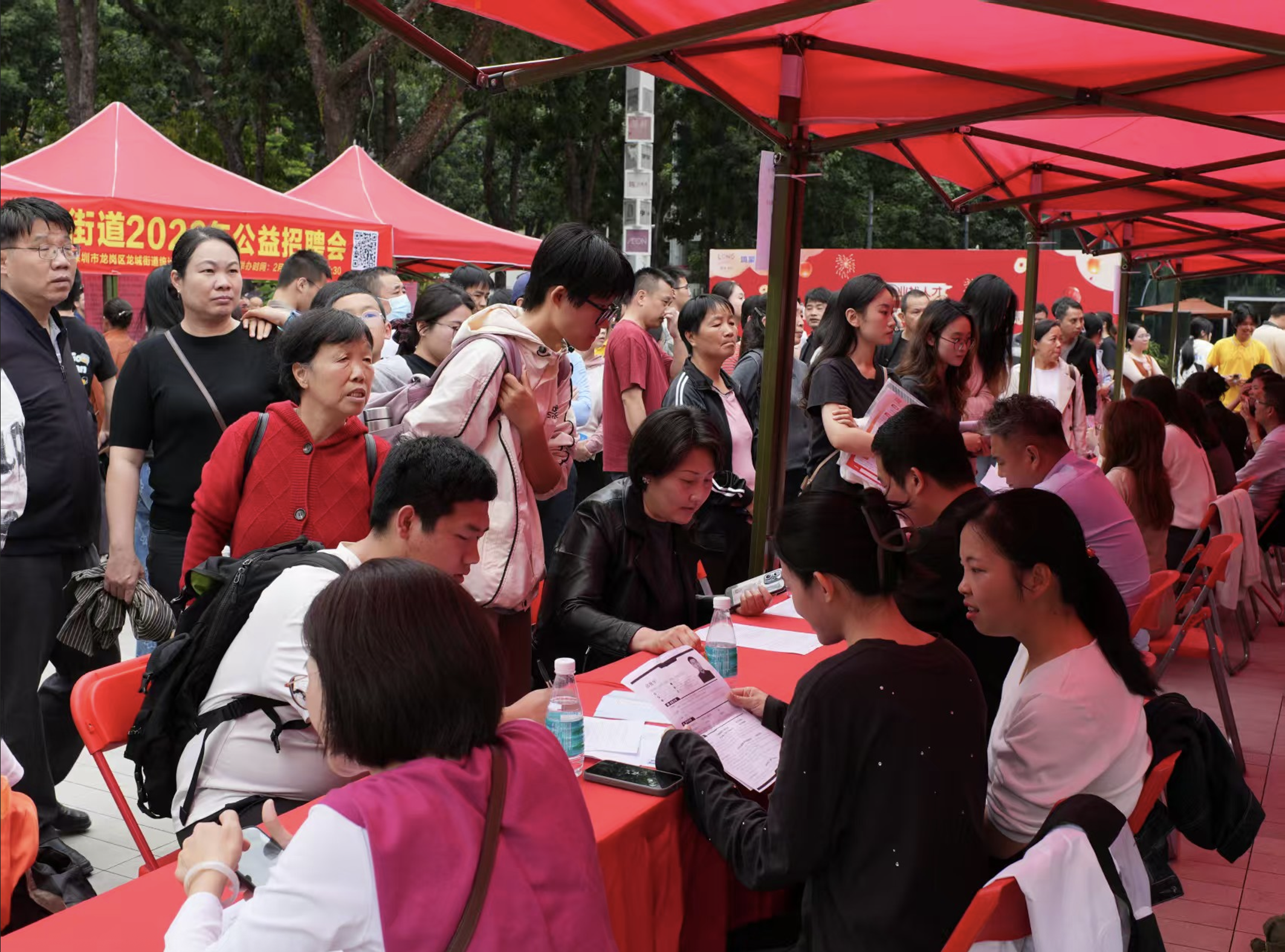 深圳市新年首场招聘会在龙岗盛大开幕