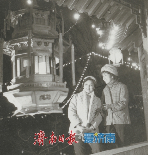 1981年,市民在趵突泉灯会观灯。(本组老照片均由贾祥云提供)