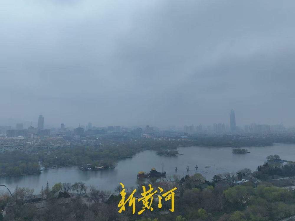 一年四季 泉在济南丨大明湖畔春雾朦胧，宛如写意山水画