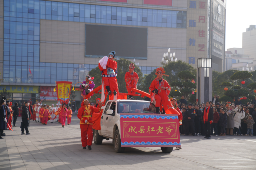 成县:民俗社火展演点燃节日激情449.png