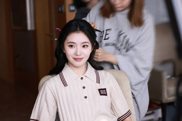 刘浩存做妆发造型，眉眼舒展温柔治愈。