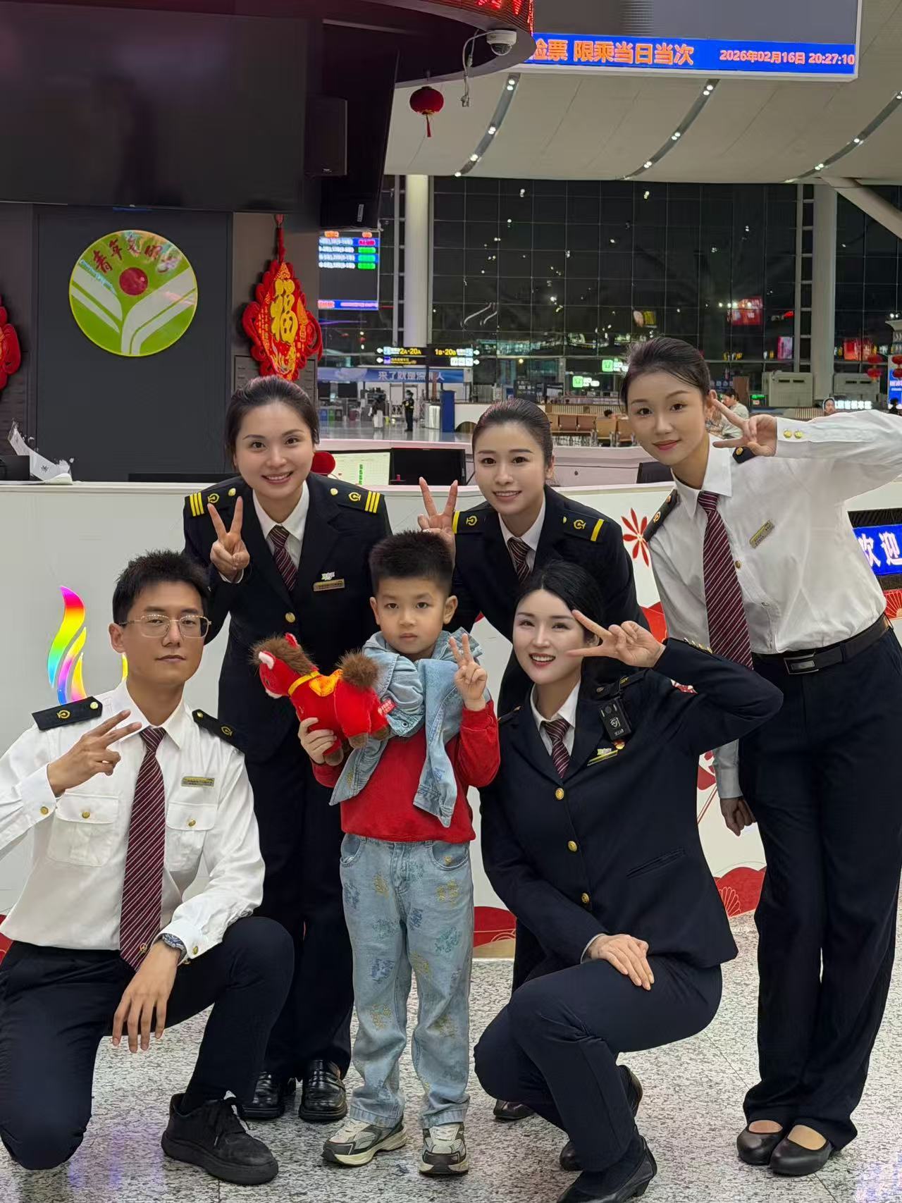 微光成炬，照亮归途 ——深圳北站春运人物群像纪实