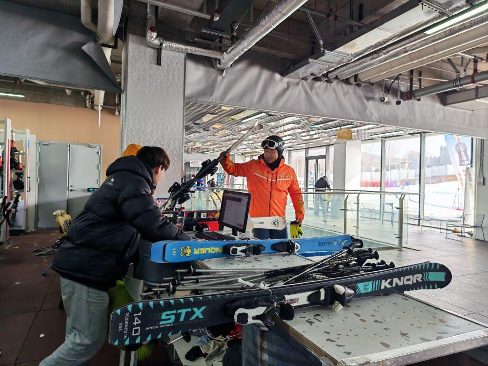 夹谷关滑雪场中，滑雪爱好者正在租雪具。新华社记者 张武岳 摄
