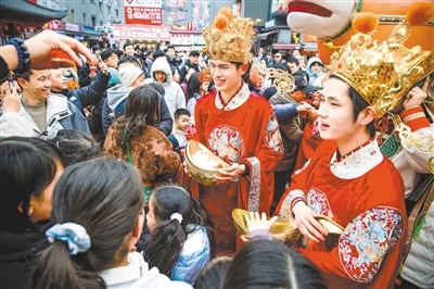 ▲市民游客在万寿宫历史文化街区参加祈福大会。