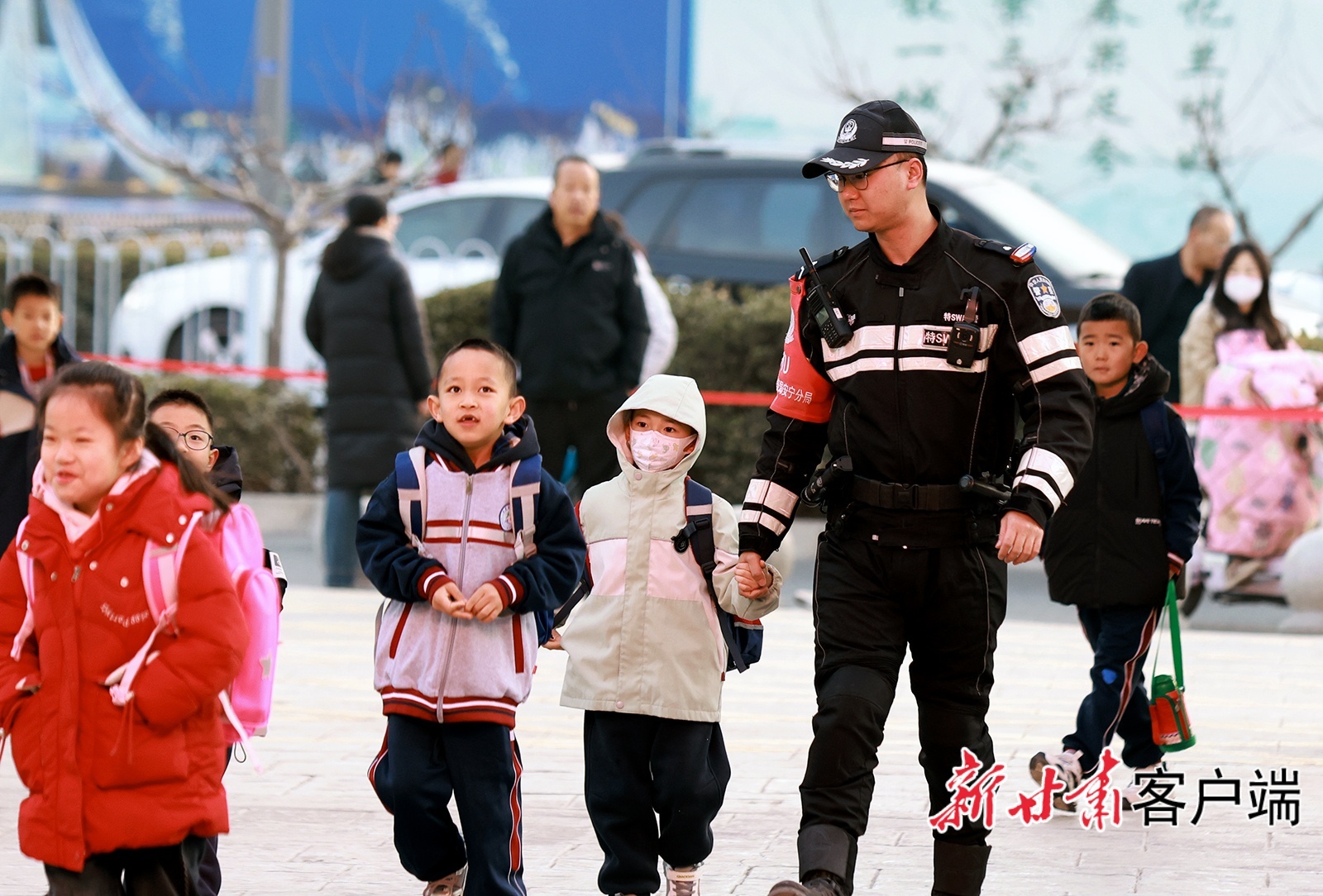 2月25日,兰州市公安局安宁分局特警大队队员在兰州市安宁区吉杰小学守护学生入校,开展校园周边交通秩序维护与交通安全宣传。新甘肃·甘肃日报通讯员 金万贵