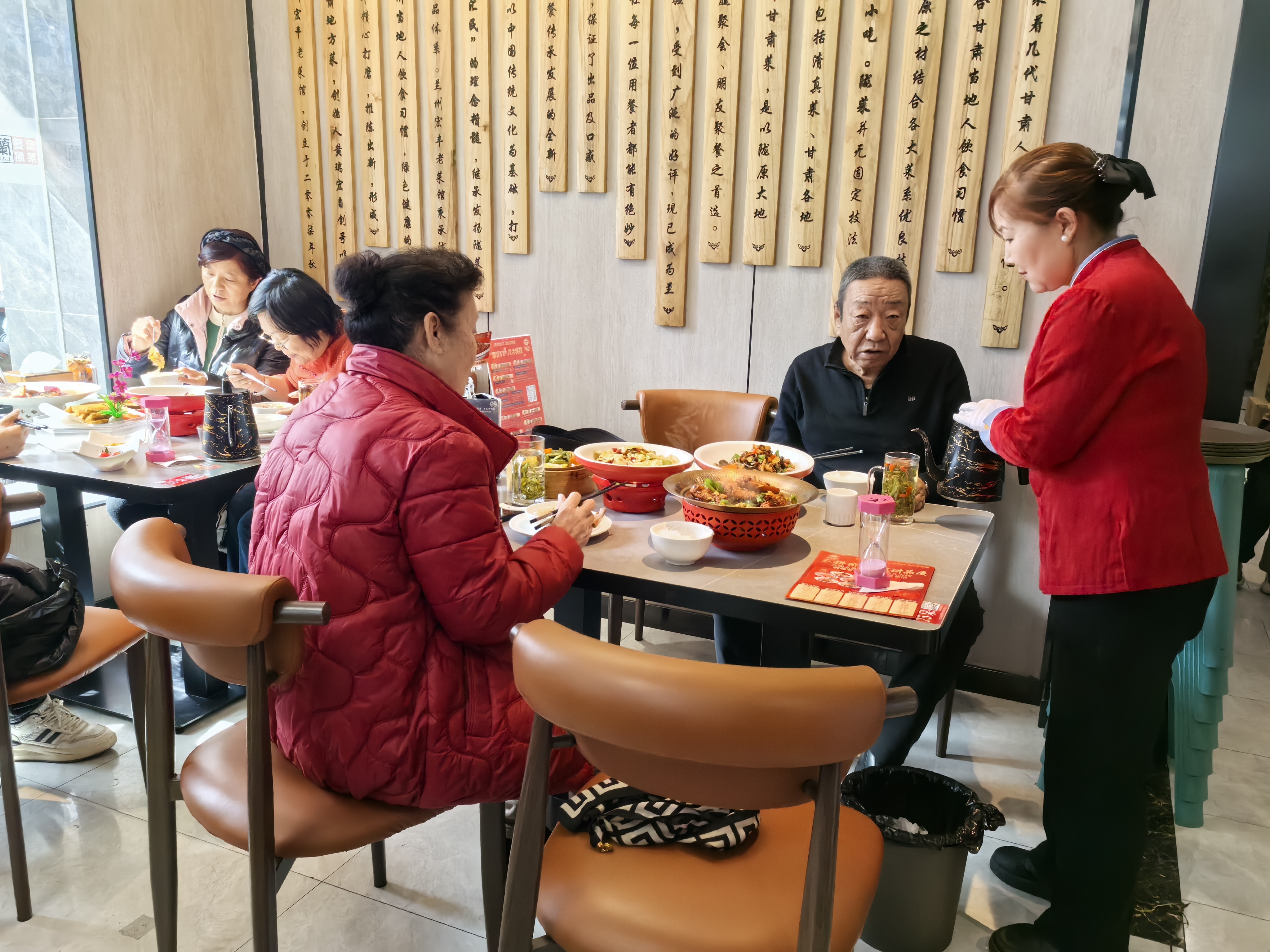 市民在陇菜馆吃饭