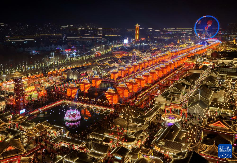 2月20日拍摄的河北省唐山市丰南区河头老街夜景(无人机照片)。