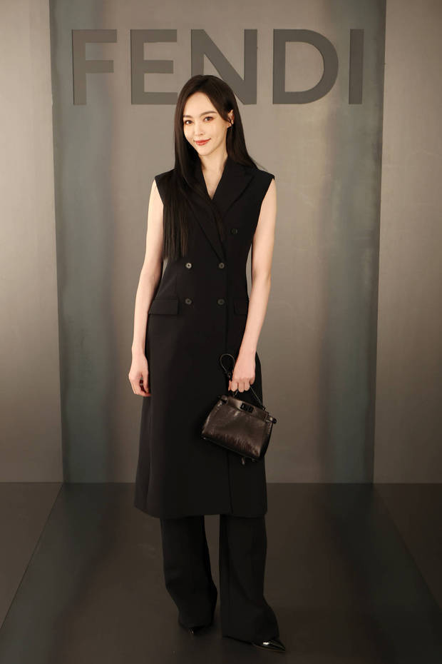 唐嫣现身米兰时装周看秀。