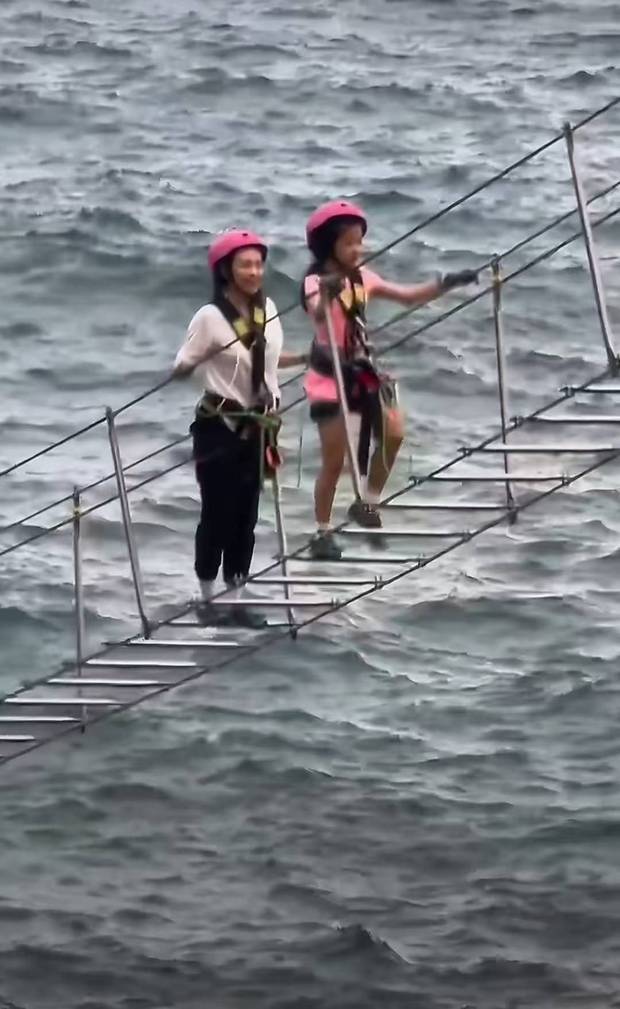 醒醒在飞拉达上大胆迈步。