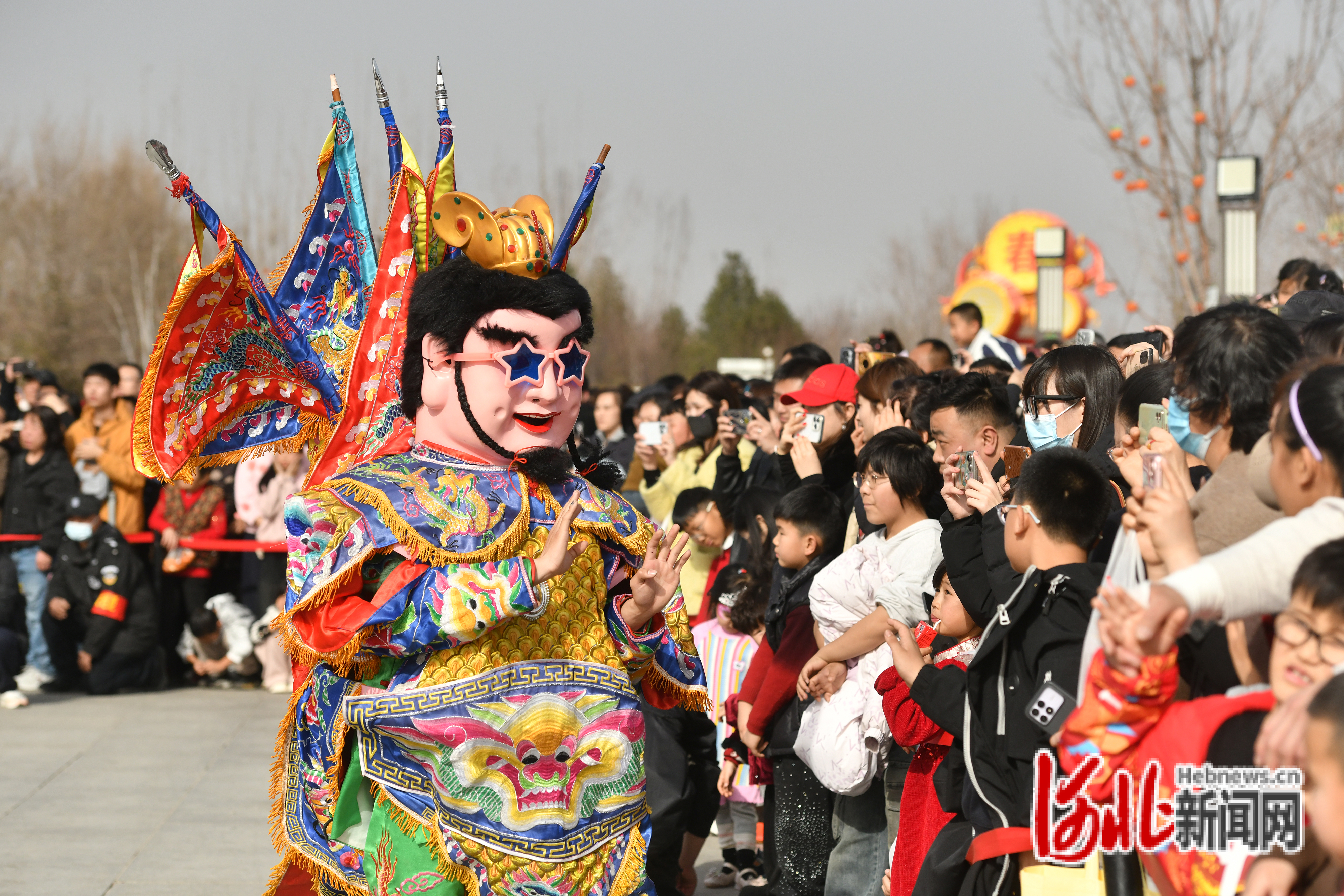 2月21日，在沧州园博园，潮汕英歌舞演员与游客互动。