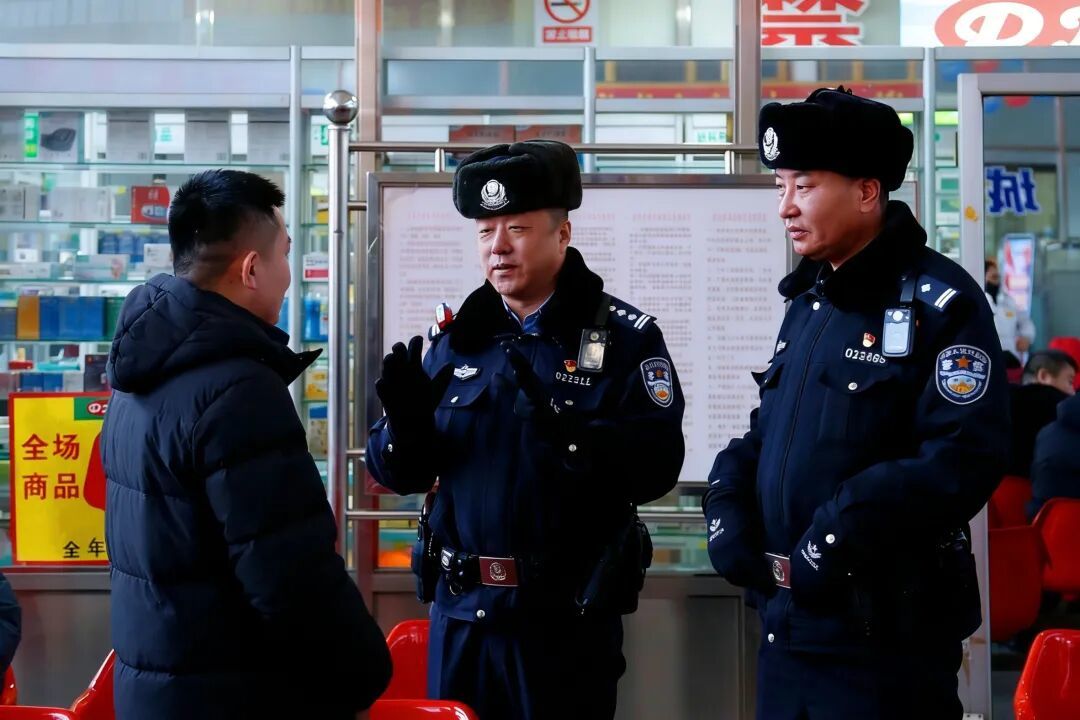 阿城分局民警在阿城区客运站进行反诈宣传