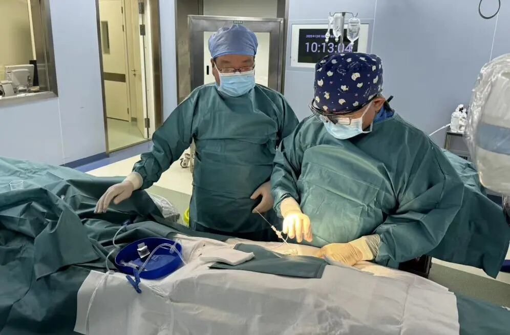 贾颐主任为王先生经桡动脉取栓中