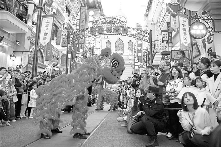春节期间,游客在上海千古情景区观看表演。中新社/供图