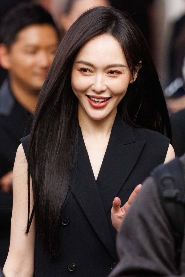 搜狐娱乐讯 （视觉中国/图）意大利当地时间2026年2月25日，唐嫣现身米兰时装周看秀现场。穿一袭黑色长裙，与现场的粉丝们互动。