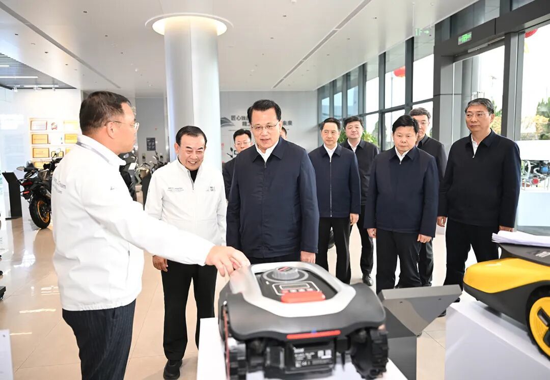 2月28日下午，在宗申动力机械股份有限公司，市委书记袁家军认真听取企业发展情况介绍，观看产品展示。记者 苏思 摄/视觉重庆