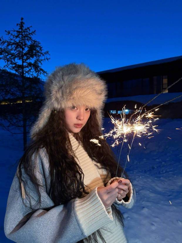 欧阳娜娜手拿烟花棒，温婉大方。