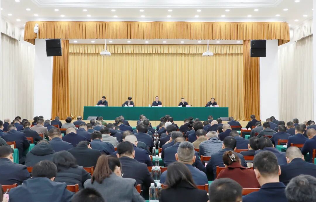 2月24日,县委书记陈清松主持召开全县领导干部会议并讲话。 李绍标 摄