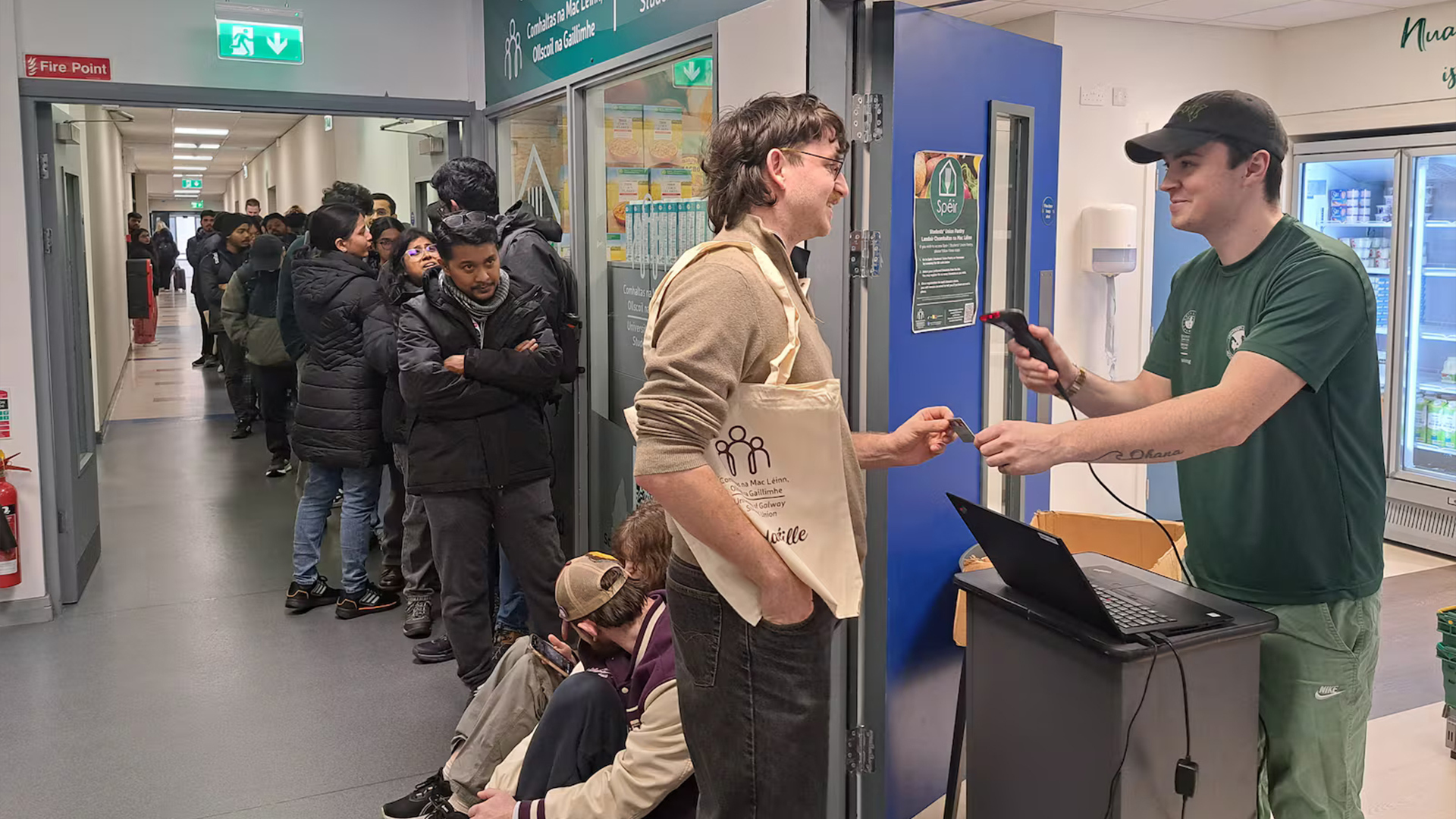 欧洲一大学食物银行不堪重负每周摇号限额，一张学生排队配图却引爆种族争议：印度裔面孔成焦点，有人直呼“印度人习惯薅羊毛”，印度网友怒斥媒体种族主义