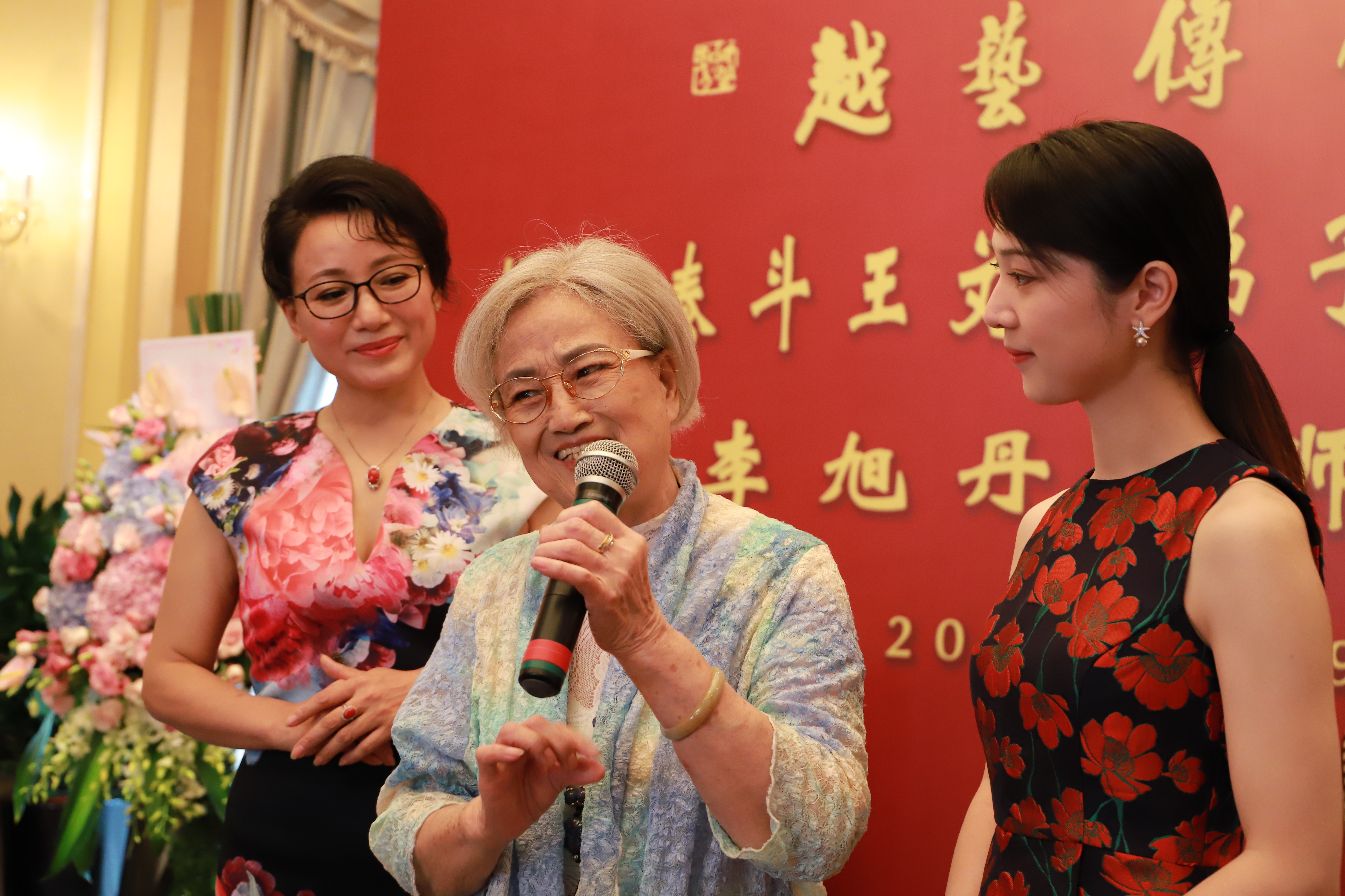 越剧三代林黛玉:王文娟(中)、王志萍(左)、李旭丹(右)