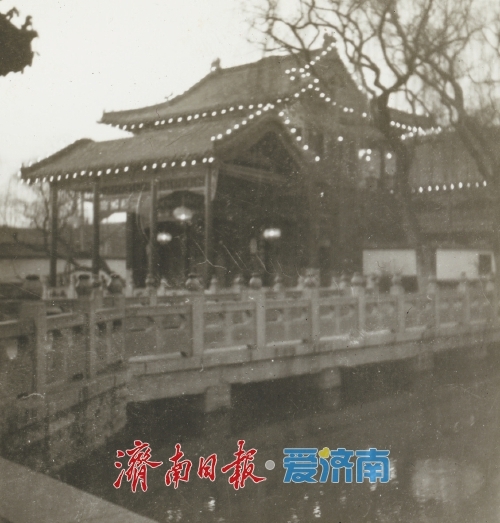 1981年趵突泉灯会,三大殿的轮廓灯光。