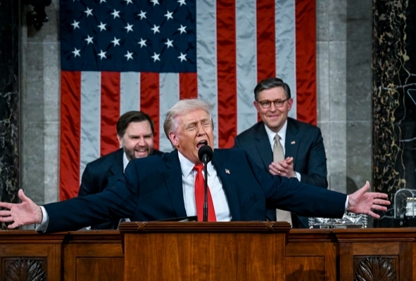 特朗普谈变性问题时指着民主党骂:这群人是疯子,疯子