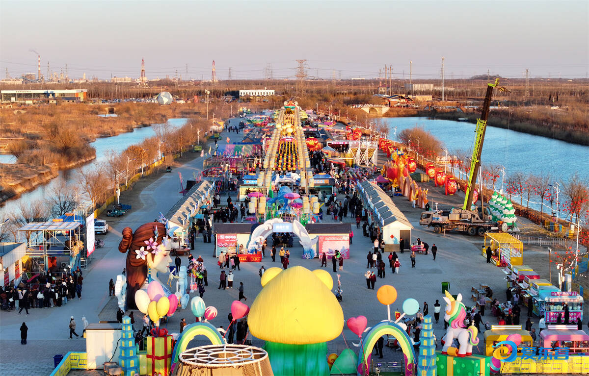 2月18日，花灯璀璨的白鹭园湿地公园内游人如织。 记者 周广学 报道